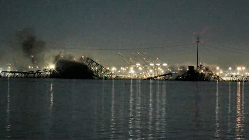 انهيار جسر بالتيمور التاريخي إثر اصطدامه بسفينة نقل حاويات عملاقة
