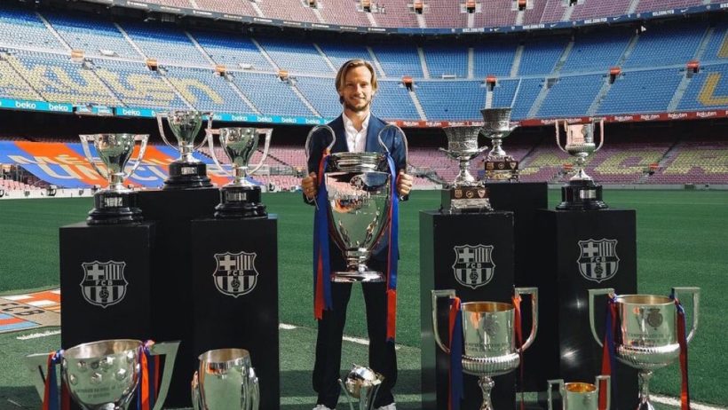 برشلونة يكرم راكيتيتش لاعب الشباب
