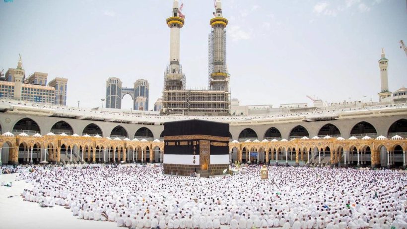 إدارة الصوت في الحرم المكي عبر 8 آلاف سماعة واختبارات قبل كل صلاة
