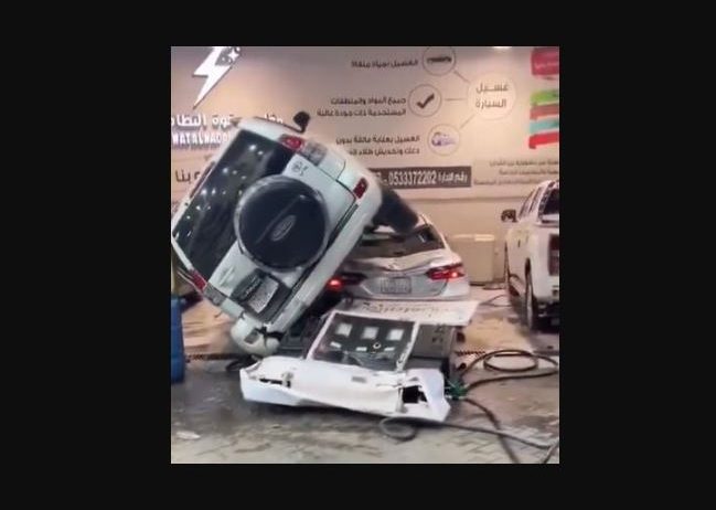 مرور الرياض يباشر حادث تصادم مركبتين نتج عنه صعود إحداهما فوق الأخرى