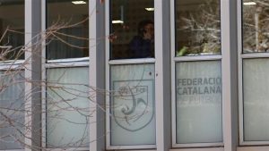 تفاصيل اقتحام الشرطة لمقر الاتحاد الكتالوني في إسبانيا