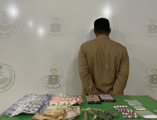 مرور حائل يضبط شخصا لترويجه الحشيش والإمفيتامين