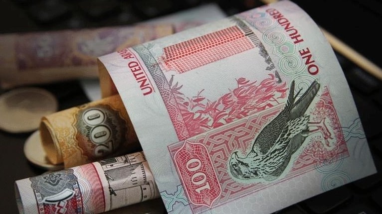 خفض قيمة العملة الليبية 27% لنهاية 2024