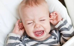 أخصائي جراحة أنف وأذن وحنجرة يكشف لـ “الوئام” 4 مضاعفات لالتهابات المتكرّرة للأذن لدى الأطفال