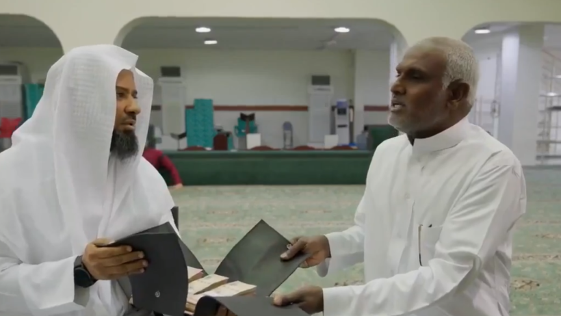 العلم نور.. مقيم يُكرم إمام علمه الصلاة بمبلغ 50 ألف ريال