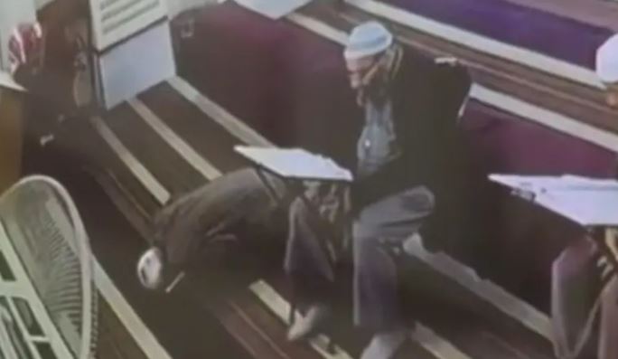 المصحف بين يديه.. فيديو يوثق وفاة أردني أثناء السجود داخل المسجد