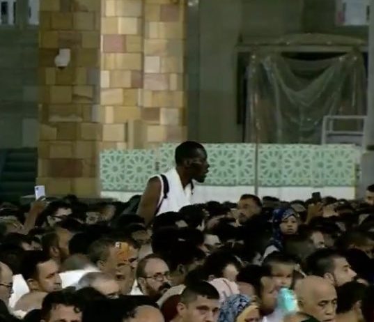 أطول رجل في مكة.. ظهور لافت لأحد المعتمرين في صحن المطاف
