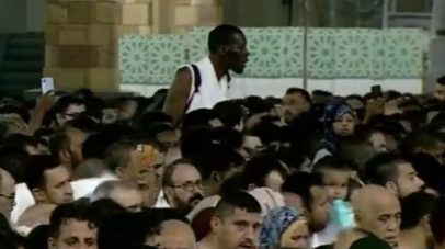 أطول رجل في مكة.. ظهور لافت لأحد المعتمرين في صحن المطاف