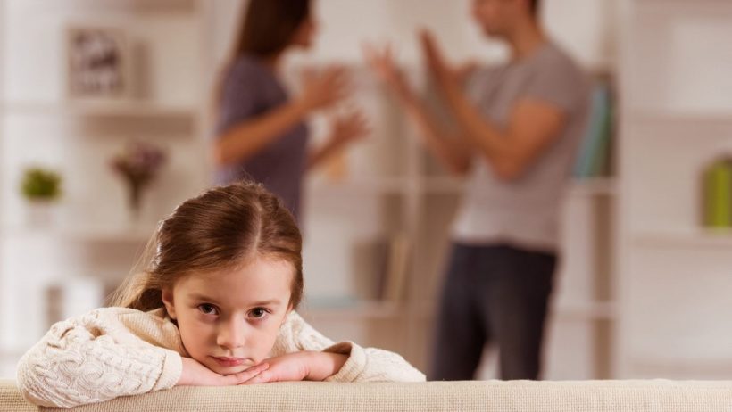 خلافات الأب والأم المستمرّة تُصيب الأبناء بالعزلة داخل نطاق الأسرة