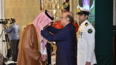 رئيس باكستان يمنح وسام “هلال قائد أعظم” لرئيس الصندوق السعودي للتنمية
