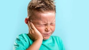 طبيب لـ”الوئام”: الالتهابات المتكرّرة للأذن لدى الأطفال تسبّب ضعف السمع وتأخُّر النمو