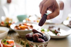 أخصائي أوعية دموية لـ”الوئام”: المخللات والأطعمة الدسمة خطر يهدد القلب في رمضان