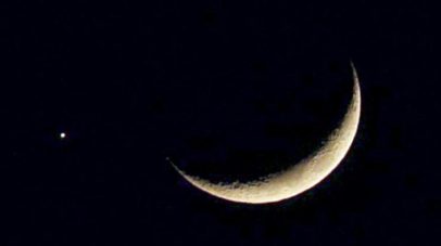 “فلكية جدة”: هلال رمضان يقترن بعملاق نظامنا الشمسي اليوم