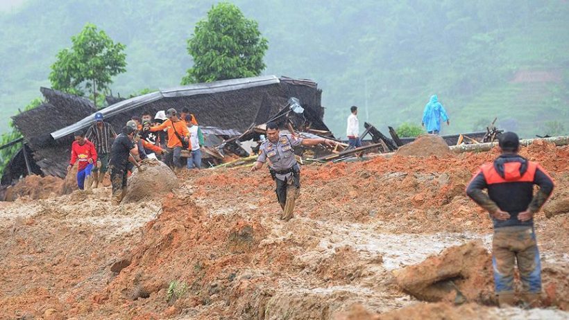 مقتل 26 شخصًا جراء الفيضانات والانهيارات الأرضية في إندونيسيا