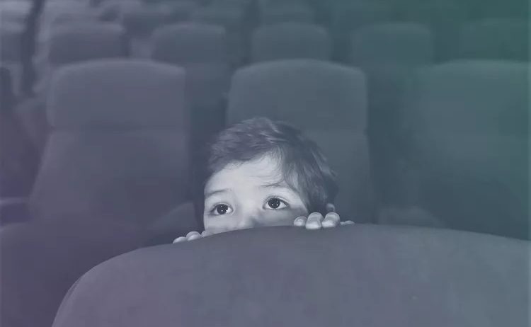 ماذا يحدث لأطفالك إذا شاهدوا أفلامًا مخيفة؟