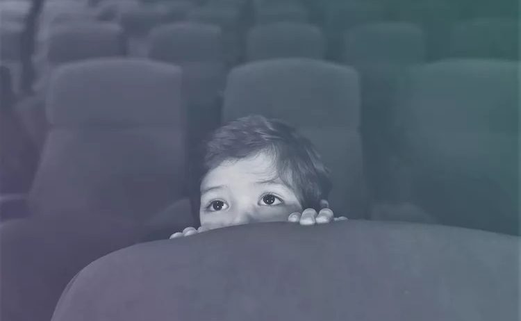 ماذا يحدث لأطفالك إذا شاهدوا أفلامًا مخيفة؟ الأطفال وأفلام الرعب