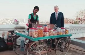 بائع شاي هندي يصدم العالم بتقديم كوب لبيل غيتس دون معرفة هويته