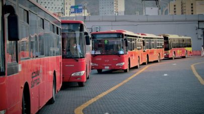 “المرور السعودي”: تهيئة 11 موقعاً لنقل المعتمرين بالحافلات إلى المسجد الحرام