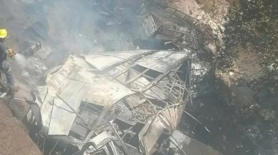 45 قتيلاً في سقوط حافلة من أعلى جسر بجنوب أفريقيا