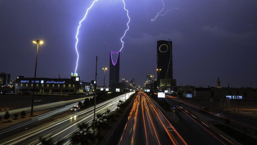 “الأرصاد”: أمطار غزيرة وصواعق رعدية على الرياض