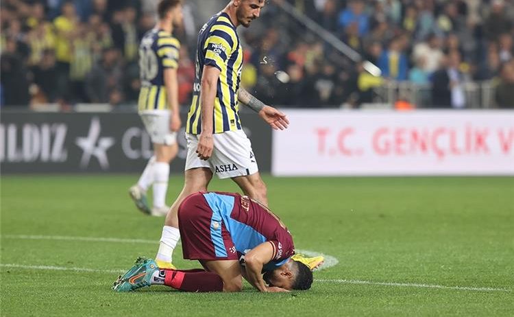 جماهير طرابزون تقتحم الملعب وتهاجم لاعبي فناربخشة في واقعة مُثيرة بالدوري التركي