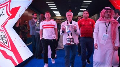 فيديو .. مورينيو يحمل كأس مصر وتوتي بقميص الزمالك في لقطة تاريخية بـ “الأول بارك”