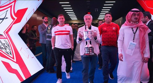 فيديو .. مورينيو يحمل كأس مصر وتوتي بقميص الزمالك في لقطة تاريخية بـ “الأول بارك”