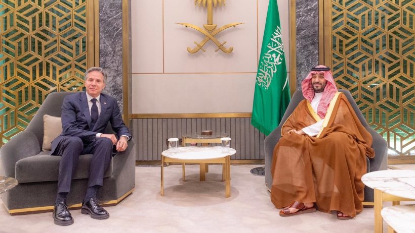 ولي العهد ووزير الخارجية الأمريكي يناقشان الجهود المبذولة لوقف العمليات العسكرية في غزة