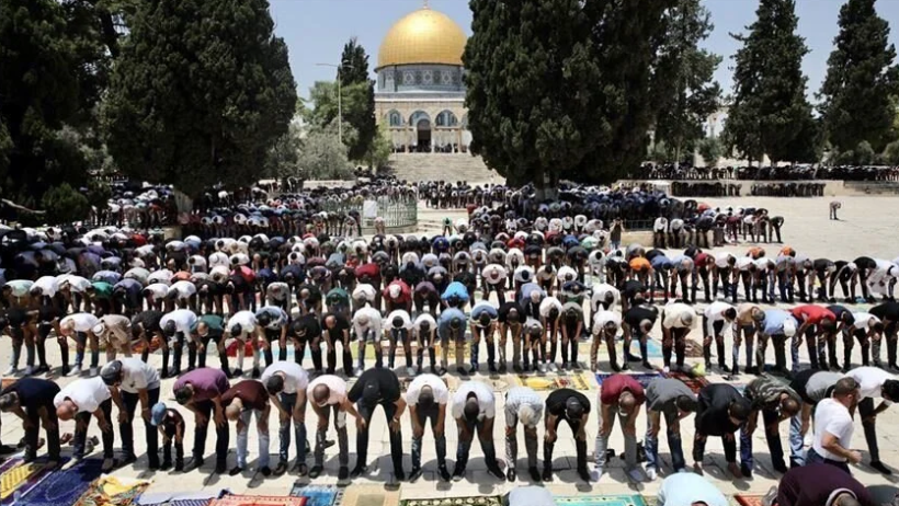 120 ألف مصل یؤدون صلاة الجمعة الأخیرة من رمضان بالمسجد الأقصى