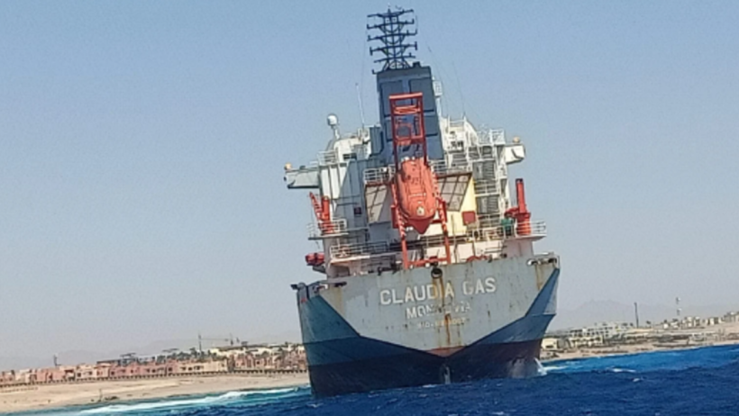 السلطات المصرية تتحفظ على ناقلة غاز طبيعي جنحت في خليج العقبة