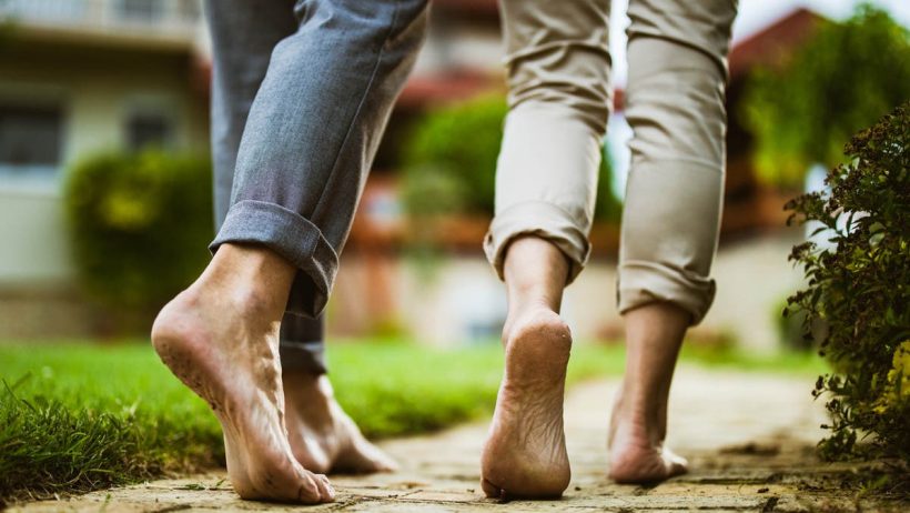 6 فوائد المشي حافي القدمين