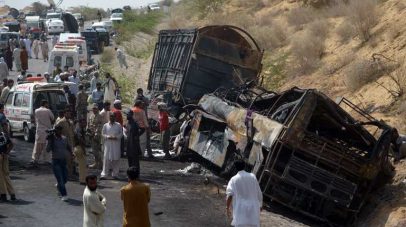 مصرع 17 شخصاً وإصابة 50 آخرين بحادث سير في باكستان