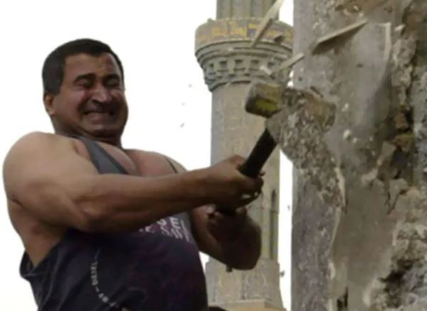 كاظم الجبوري.. مَن هو محطم تمثال صدام حسين النادم على فعلته؟