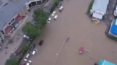 روسيا تجلي أكثر من 700 شخص في أورسك بعد الفيضانات