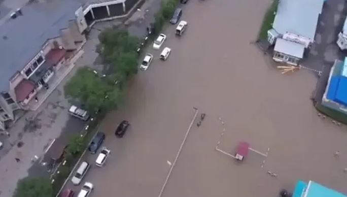 روسيا تجلي أكثر من 700 شخص في أورسك بعد الفيضانات
