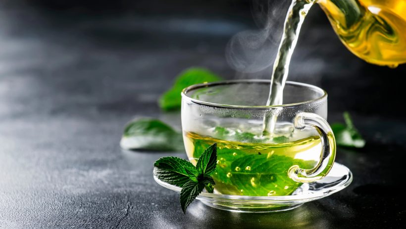 4 أسباب تدفعك لتناول الشاي الأخضر بدلًا من القهوة