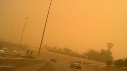 إنذار أحمر من الأرصاد: عواصف ترابية ورياح نشطة في الرياض