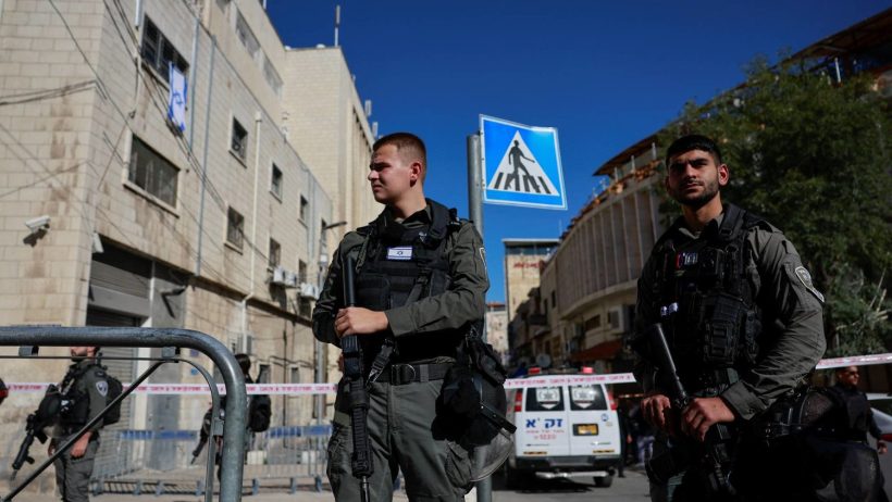 سائح تركي يطعن ضابطا إسرائيليا في القدس