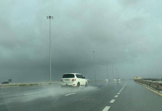 أمطار غزيرة تشل طرق الإمارات والسلطات تُطالب بالبقاء في المنازل