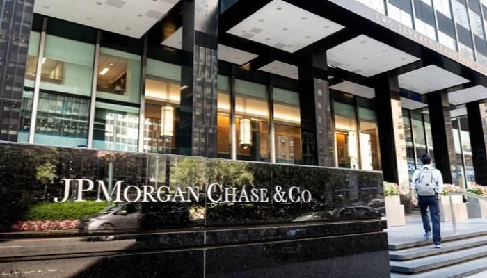 القضاء يجمد حسابات بنك “جي بي مورغان” الأمريكي في روسيا