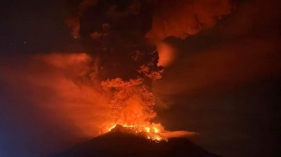 قلق في إندونيسيا من بركان وتسونامي