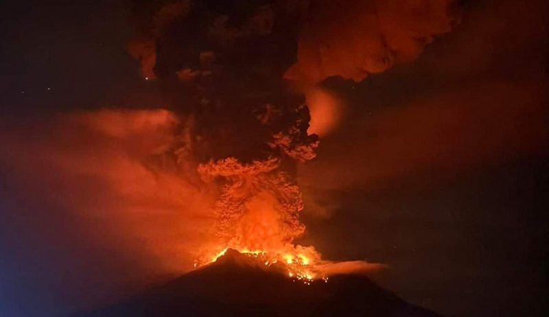 قلق في إندونيسيا من بركان وتسونامي
