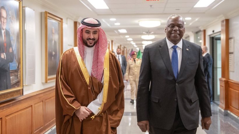 وزير الدفاع يبحث تطورات التصعيد العسكري في المنطقة مع نظيره الأمريكي وزير الدفاع الأمير خالد بن سلمان بن عبد العزيز ونظيره الأمريكي لويد أوستن