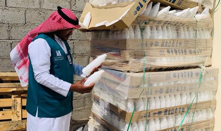 ضبط عمالة غير قانونية في مقر غش تجاري لتعبئة مواد التنظيف بالأحساء