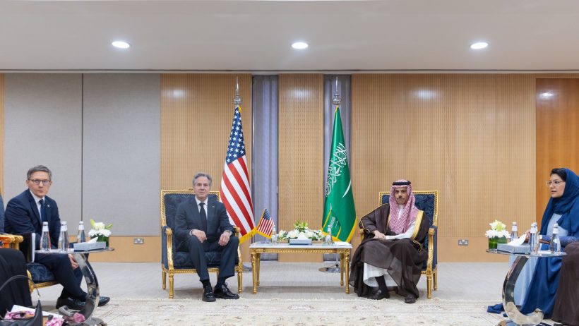 وزير الخارجية يستقبل نظيره الأمريكي