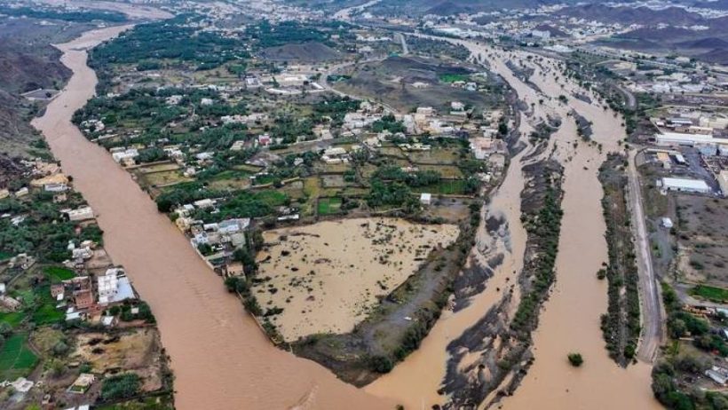 منخفض المطير الجوي يجتاح دول الخليج بأمطار غزيرة
