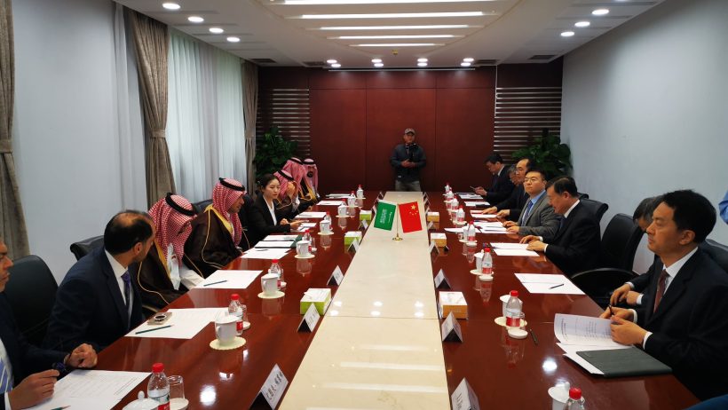 وزير “الشؤون البلدية والإسكان” يناقش مع نظيره الصيني تعزيز التعاون في مجال تكنولوجيا البناء والاستدامة