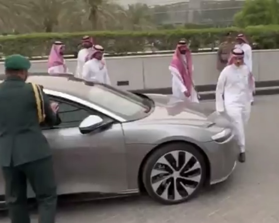 وزير الخارجية يقود سيارة لوسيد أثناء حضوره فعاليات المنتدى الاقتصادي العالمي