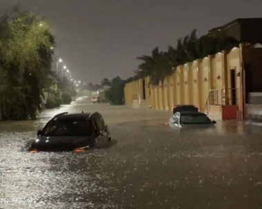 سيول تاريخية تضرب القصيم والدفاع المدني ينقذ المحتجزين في عنيزة بواسطة الزوارق