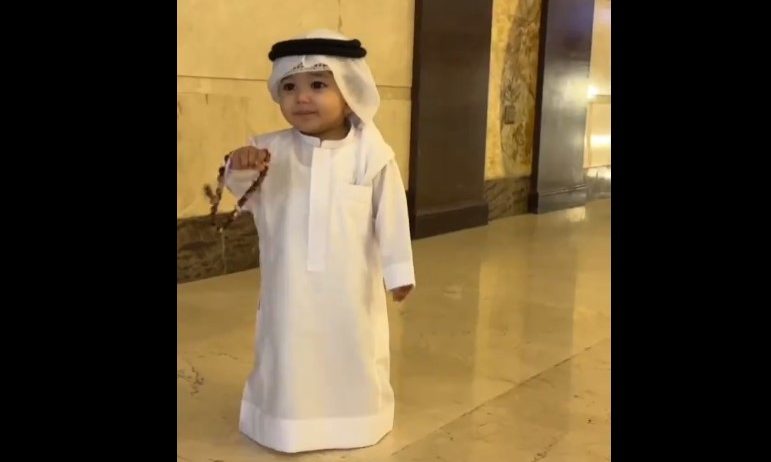 طفل عمره عام ونصف يلفت الأنظار بالزي السعودي والسبحة في مكة